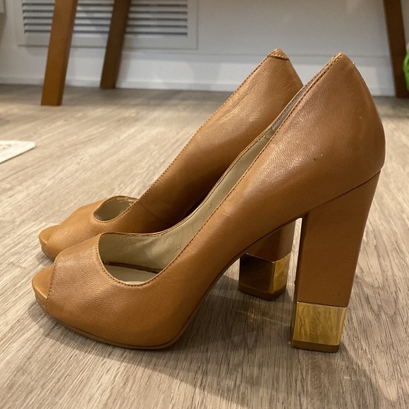 Nine West | Tan Leather with Gold Heel Accent Open Toe Pumps | Size 7.5 - Picture 4 of 7